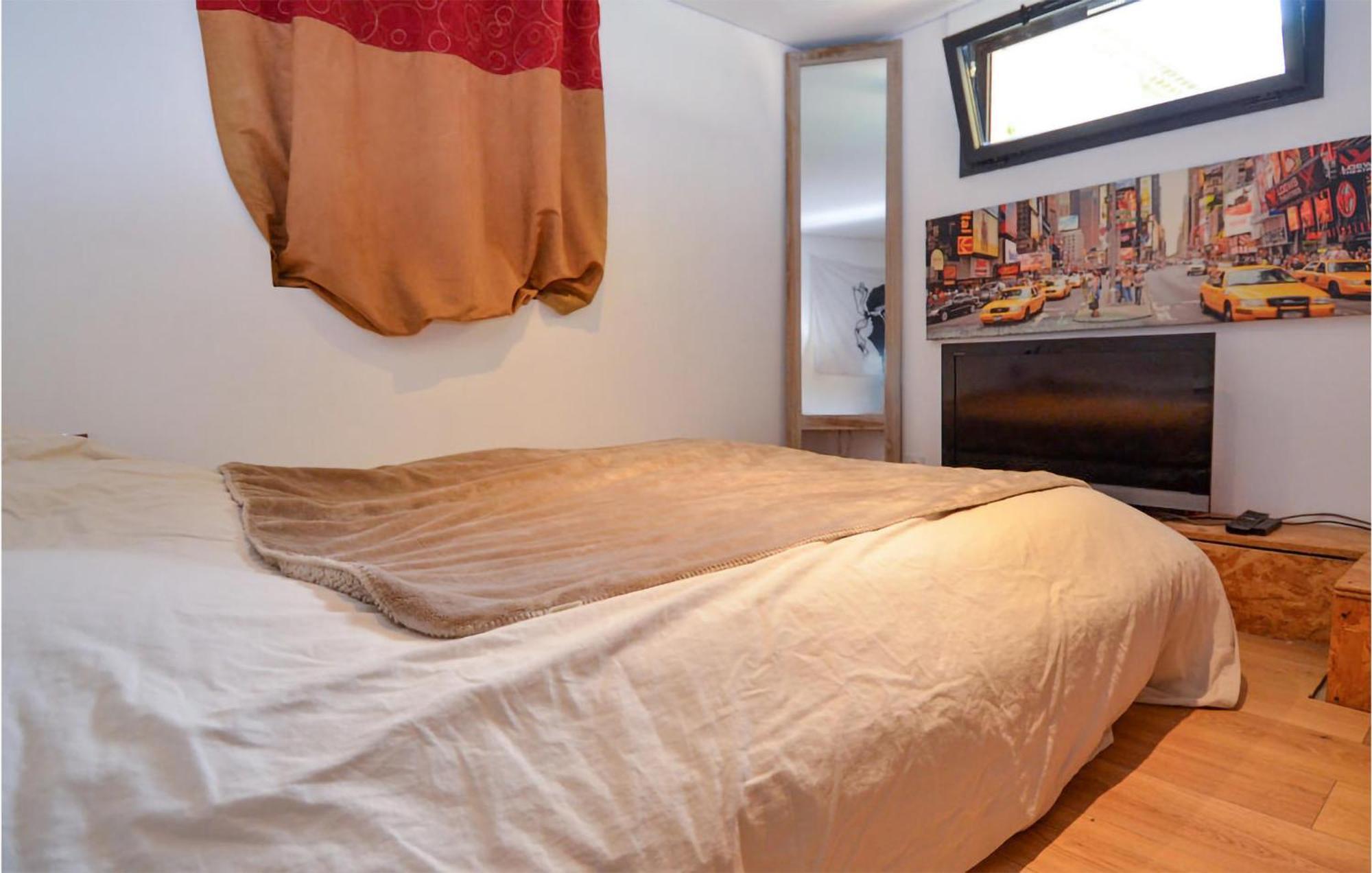 Awesome Apartment In Pujaut With Swimming Pool מראה חיצוני תמונה